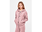 Jonge vrouw in roze hoodie met rits en joggingbroek.
