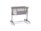 Grijze baby co-sleeper met gaaswanden en wielen