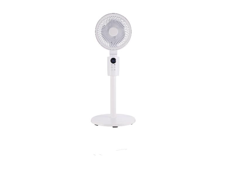 Witte staande ventilator met digitaal display en bedieningsknoppen.
