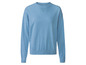 Een lichtblauwe trui met lange mouwen.
