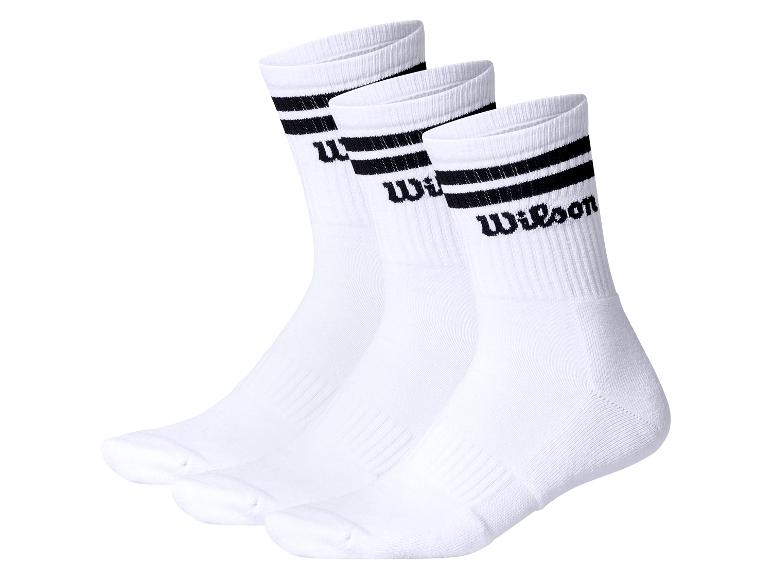 Drie paar witte Wilson sokken met zwarte strepen.