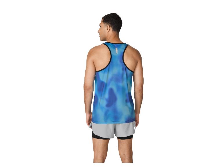 Man in blauw tie-dye tanktop en grijze shorts, achteraanzicht