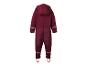 Bordeauxrode kinderoverall met capuchon en reflecterende details, achteraanzicht.