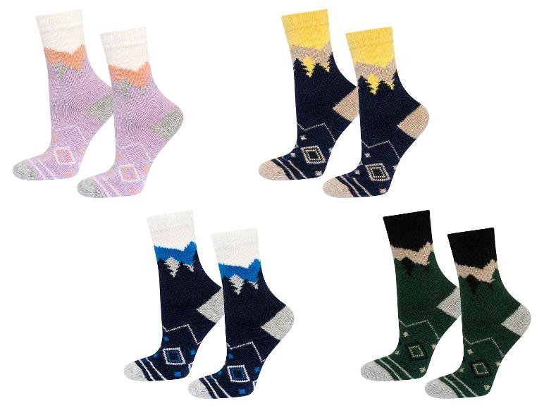 Zes paar sokken met winterse patronen