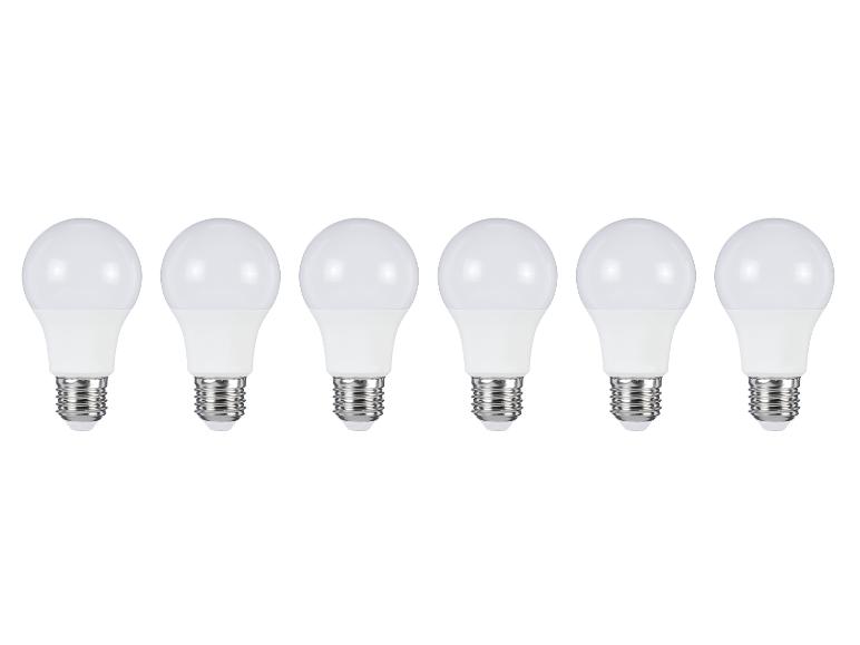 Zes witte LED-lampen met metalen voet, horizontaal uitgelijnd op een witte achtergrond.