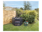Tuincompostering: composter, emmer en houten schutting.