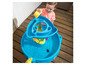 Een kind speelt met een Step2 watertafel met een watermolen.