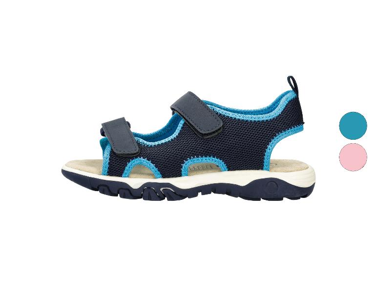 Een blauw-zwarte kindersandaal met klittenbandsluitingen, van de zijkant getoond.