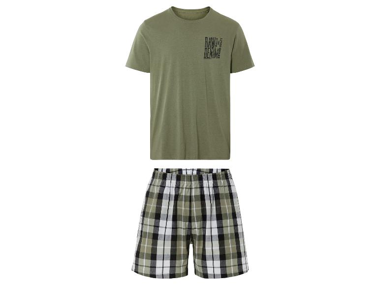 Een groene T-shirt met korte mouwen en een 'Raw Denim' logo, gecombineerd met een geblokte korte broek.