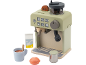 Groene houten speelgoedkoffiemachine met accessoires, kopje en melk.