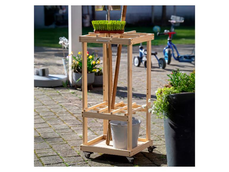 Houten tuingereedschap organizer op wielen met bezem, schep en emmer.