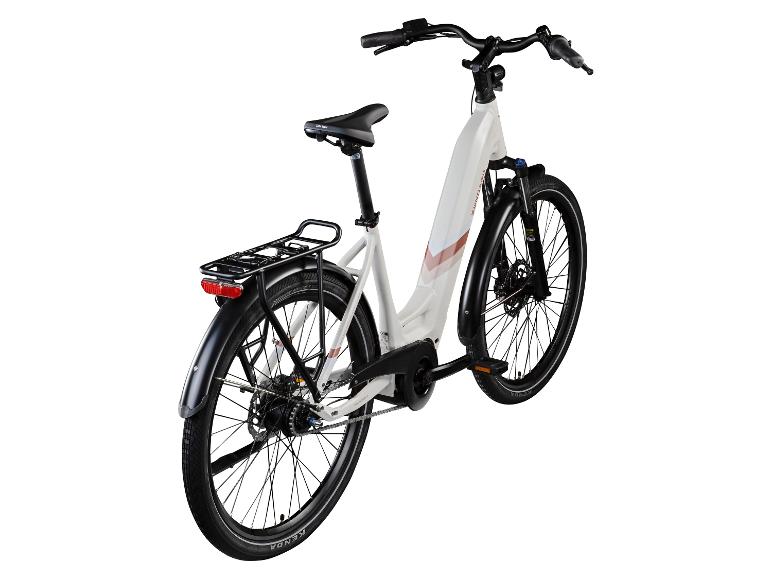 Witte elektrische fiets met zwarte spatborden en bagagedrager, van achteren en opzij gezien.