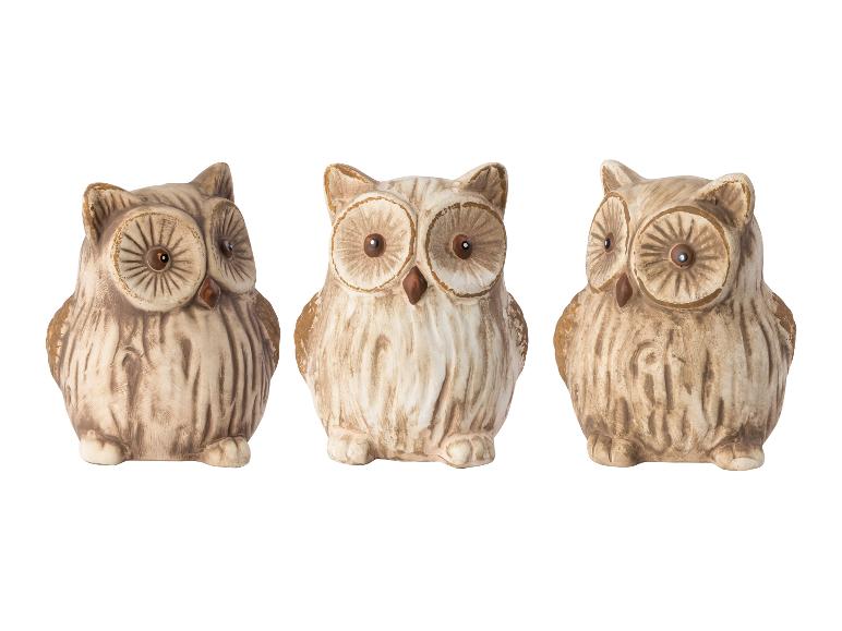 Drie keramische uil beeldjes in bruine en witte tinten.