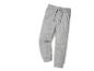 Grijze joggingbroek met trekkoord.