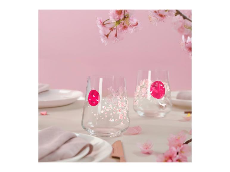 Twee glazen met Japans kersenbloesemmotief en rode zon op roze achtergrond.