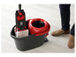 Een rode Vileda vloeremmer met een mop en een mopframe.