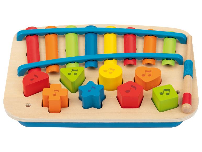 Houten speelgoed met xylofoon en sorteerder van kleurrijke vormen.