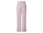 Roze pyjamabroek met zwarte details.