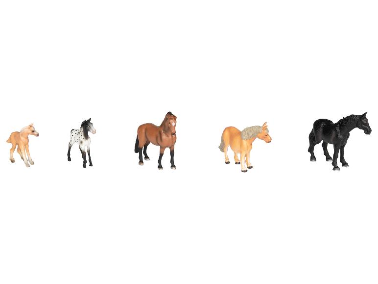Vijf paardenbeeldjes, waaronder een goudkleurig veulen, een gevlekt veulen, een bruin paard, een goudkleurige pony en een zwart paard.