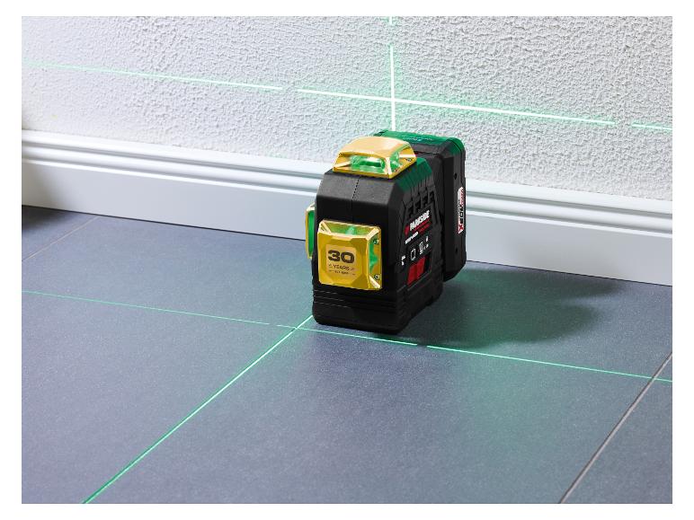 Groene laserwaterpas projecteert horizontale en verticale lijnen in een kamer.