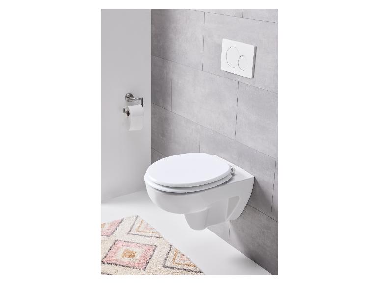 Een wit toilet met een softclose toiletbril en een inbouwreservoir.