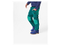Kinderkleding: Groene broek met blauwe laarzen.