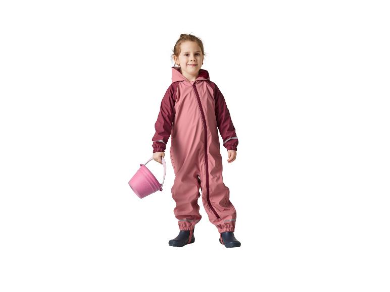 Meisje in roze regenoverall met emmer