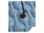 Blauwe opblaasbare campingmat met bevestiging.