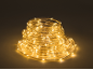 Opgerolde LED-lichtslinger, die een warm, goudkleurig licht uitstraalt.
