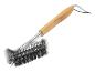 Grillborstel met houten handvat en metalen borstels voor het reinigen van roosters.