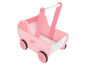 Een roze houten speelgoed kinderwagen met hartjes.