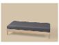 Een moderne houten bank met een donkergrijs kussen op een lichtbeige achtergrond.