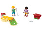 Playmobil figuren met een mini-golfbaan, golfballen en een koeler.