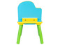 Een blauwe en gele kinderstoel met groene poten.
