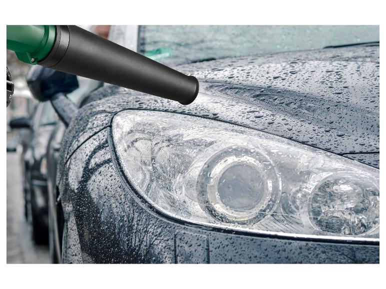 Bladblazer droogt een natte auto na het wassen, toont zijn krachtige luchtstroom.