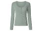 Getailleerde dames top met lange mouwen in saliegroen met U-halslijn en knopen.