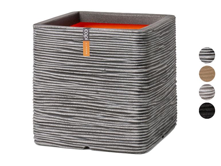 Vierkante grijze plantenbak met golvend patroon en oranje binnenkant, met kleurstalen.
