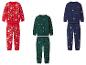 Drie kinderkerstpyjamasets met feestelijke prints, in rood, groen en marineblauw.