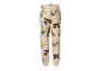 Crèmekleurige kinder joggingbroek met bouwvoertuigprint, achteraanzicht.