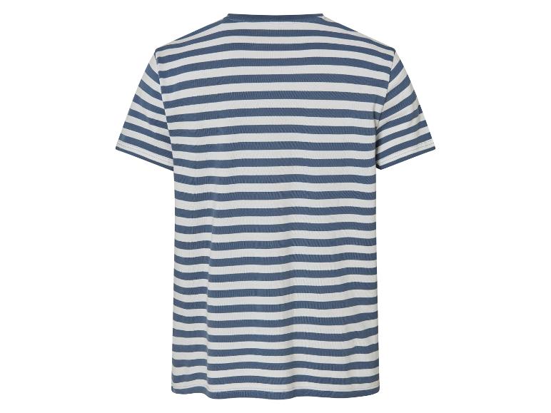 Blauw-wit gestreepte damesjurk.