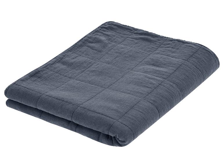 Donkerblauwe, zachte quilted deken.