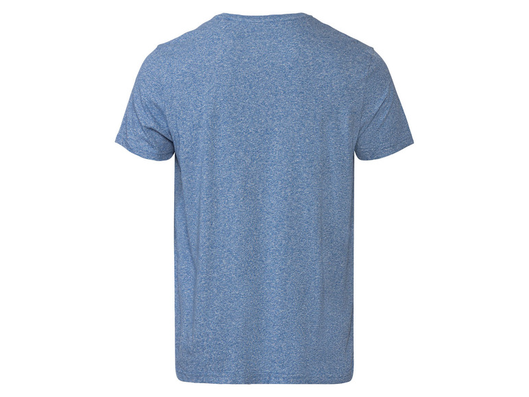 Een blauwe, gemêleerde T-shirt met korte mouwen.