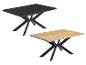 Twee rechthoekige tafels met houten bladen in zwart en licht hout, op zwarte metalen onderstellen.