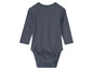 Een donkerblauwe baby romper met lange mouwen.