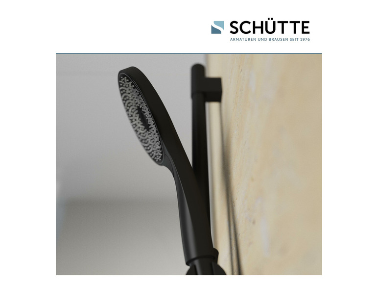 Een zwarte douchekop en een douchestang van het merk Schütte.