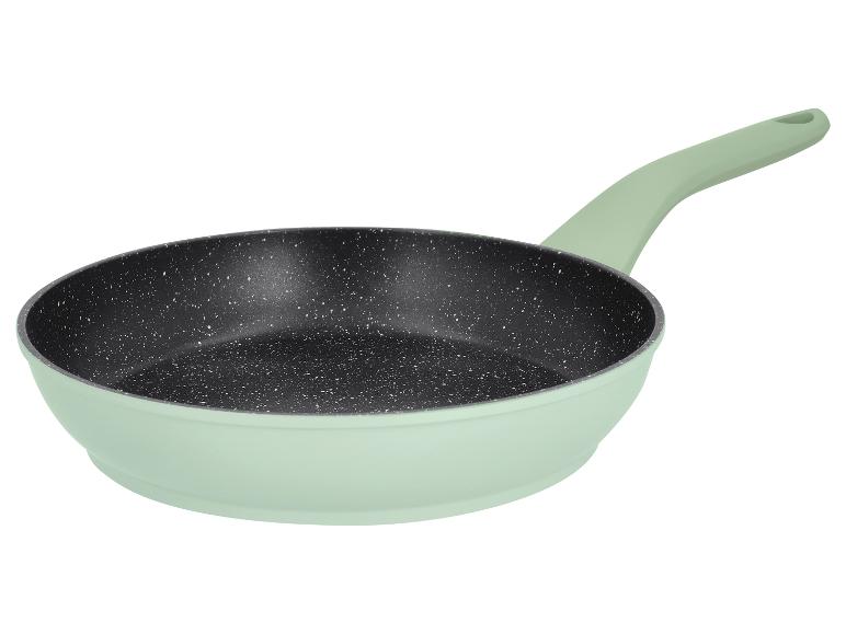 Mintgroene antiaanbakpan met een zwarte, gespikkelde binnenkant