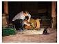 Man repareert grasmaaier met LIVARNO® 18 V werklamp BWL2400 P4A