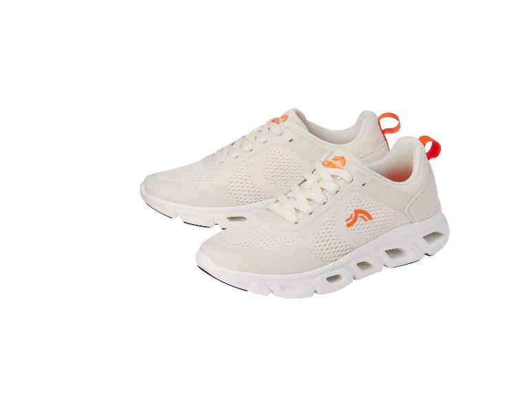 Twee crèmekleurige Crivit sneakers.