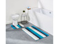 Twee badmatten met strepen in blauw, grijs en wit.