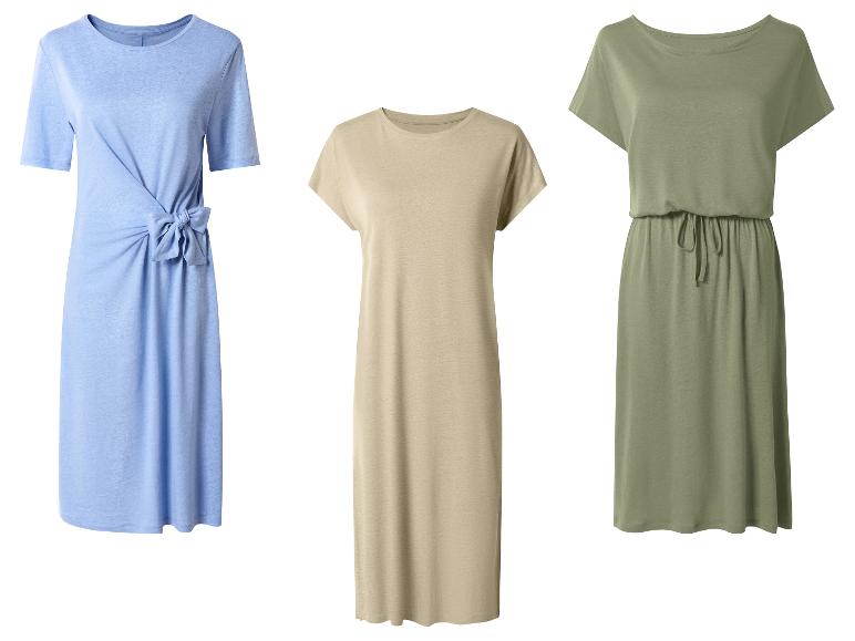 Drie damesjurken in blauw, beige en olijfgroen.
